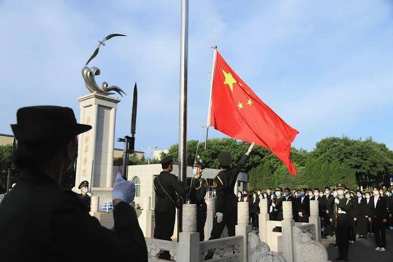 程晓玥晒女儿游泳,胖豆抓着爸爸不放手,吴千语猛夸小宝贝可爱